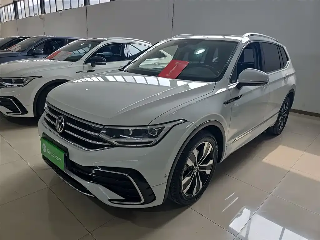 Volkswagen Tiguan L — фото 1