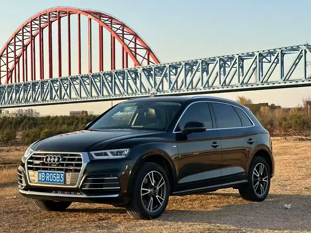 Audi Q5L — фото 1