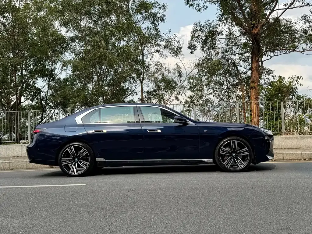 BMW 7 Series — фото 10