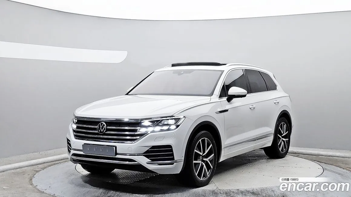 Volkswagen Touareg — фото 1