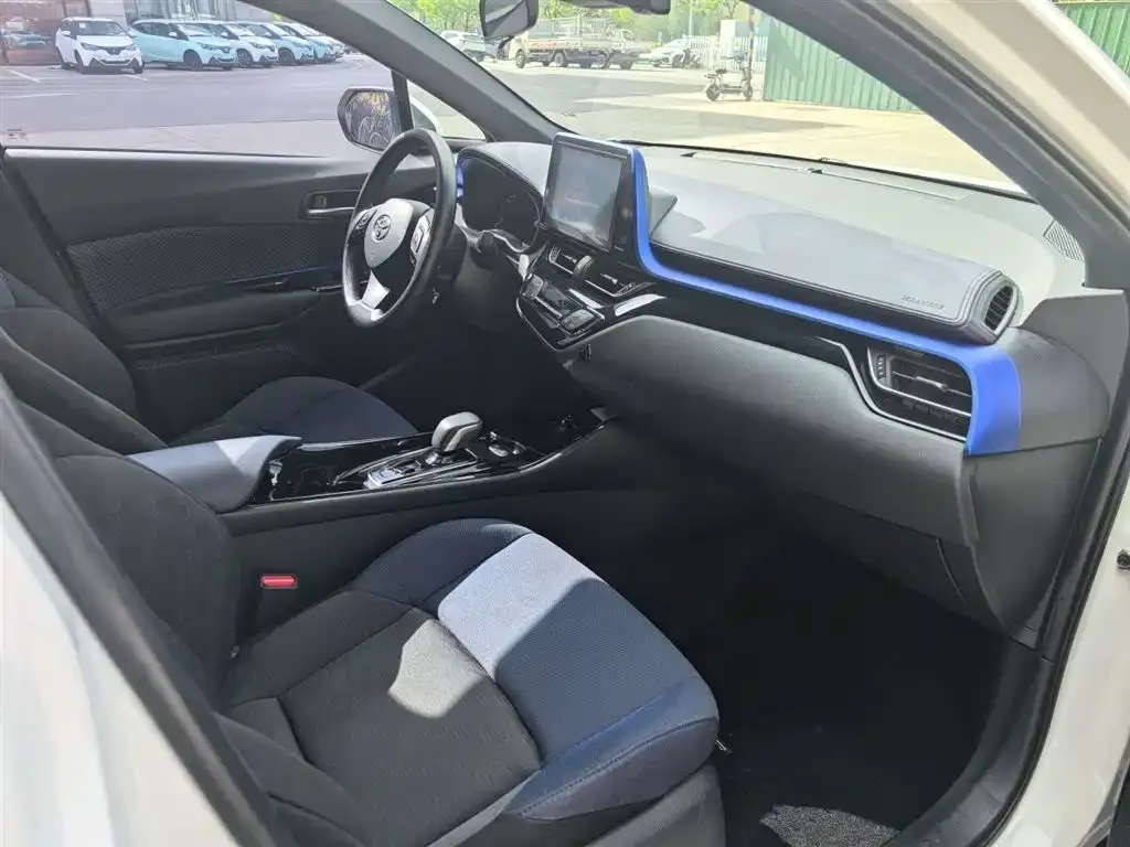 Toyota C-HR EV — фото 10