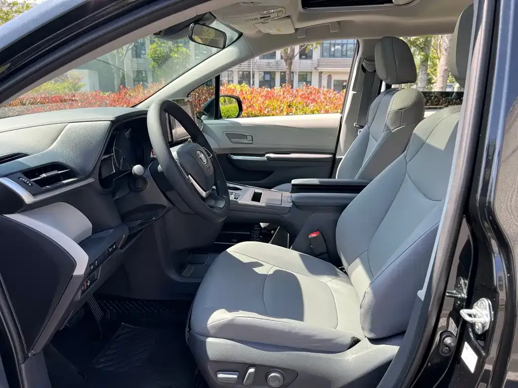 Toyota Granvia — фото 2