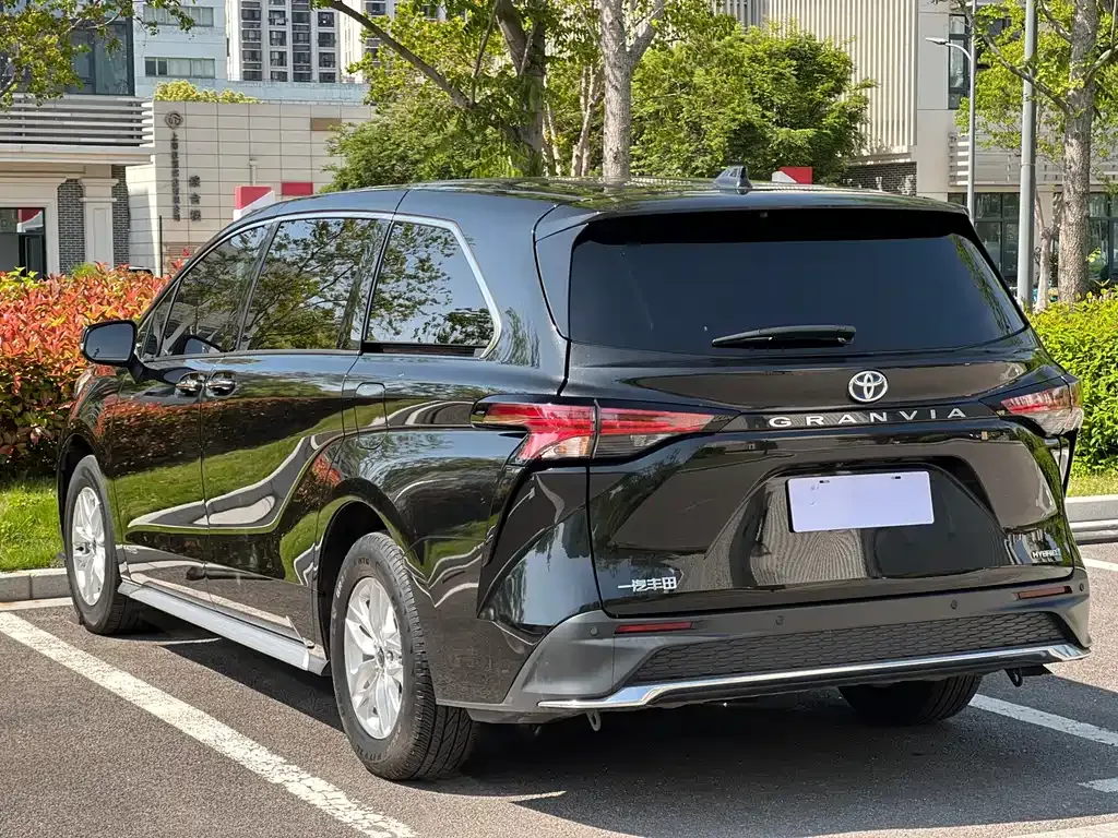 Toyota Granvia — фото 9