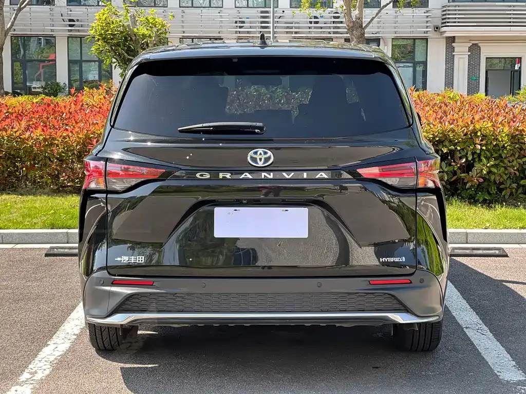 Toyota Granvia — фото 4