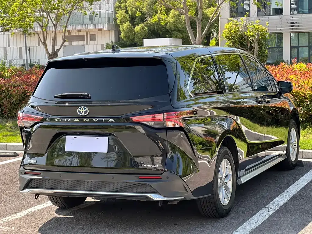 Toyota Granvia — фото 7