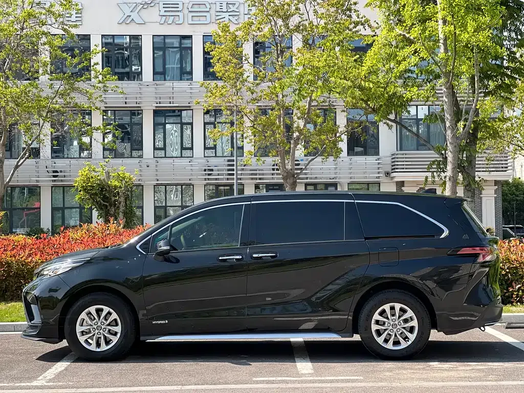Toyota Granvia — фото 10