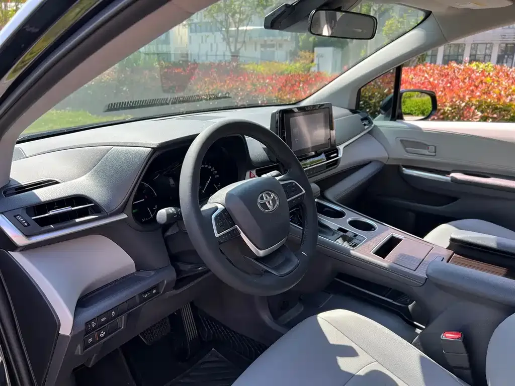 Toyota Granvia — фото 3