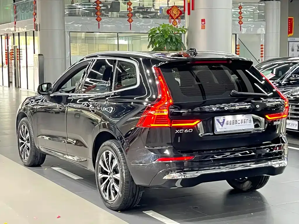 Volvo XC60 — фото 8
