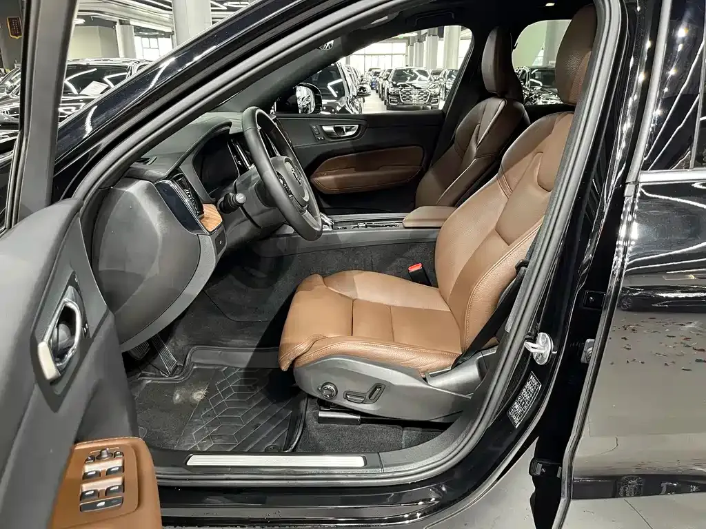 Volvo XC60 — фото 3