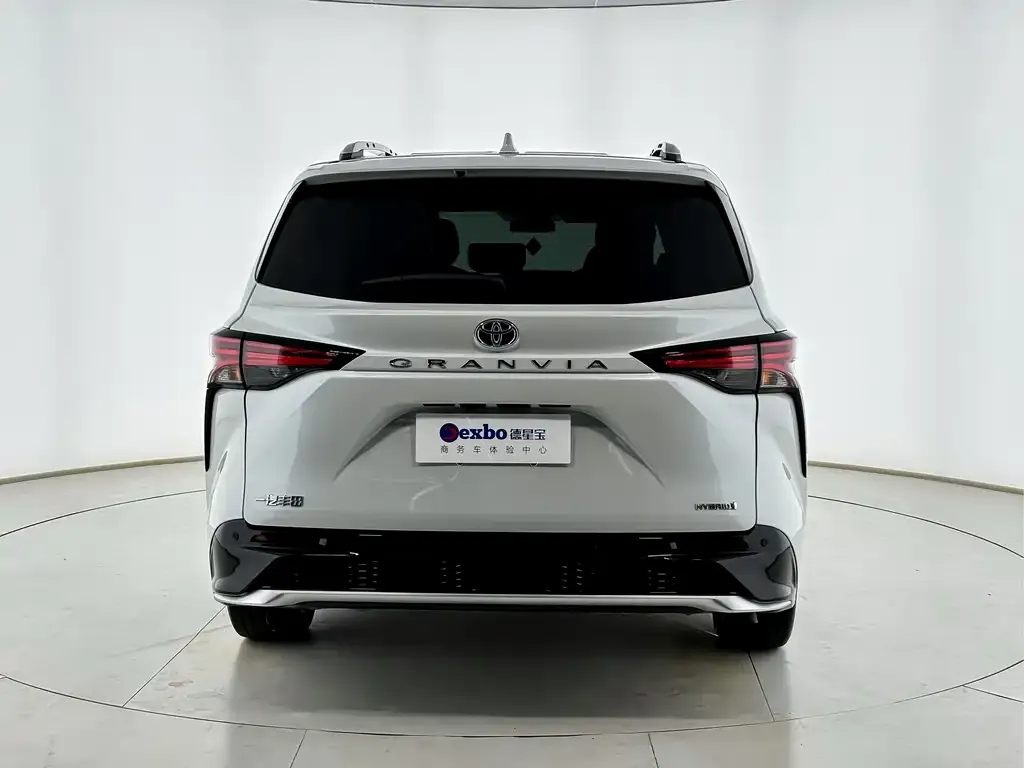 Toyota Granvia — фото 2