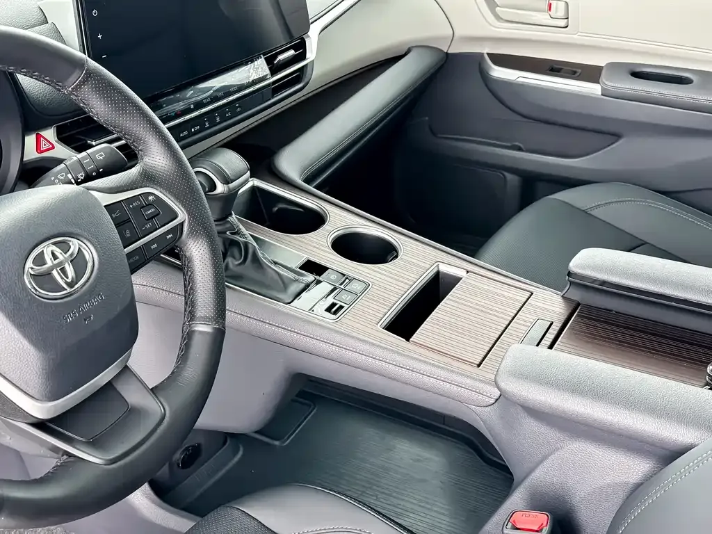 Toyota Granvia — фото 7