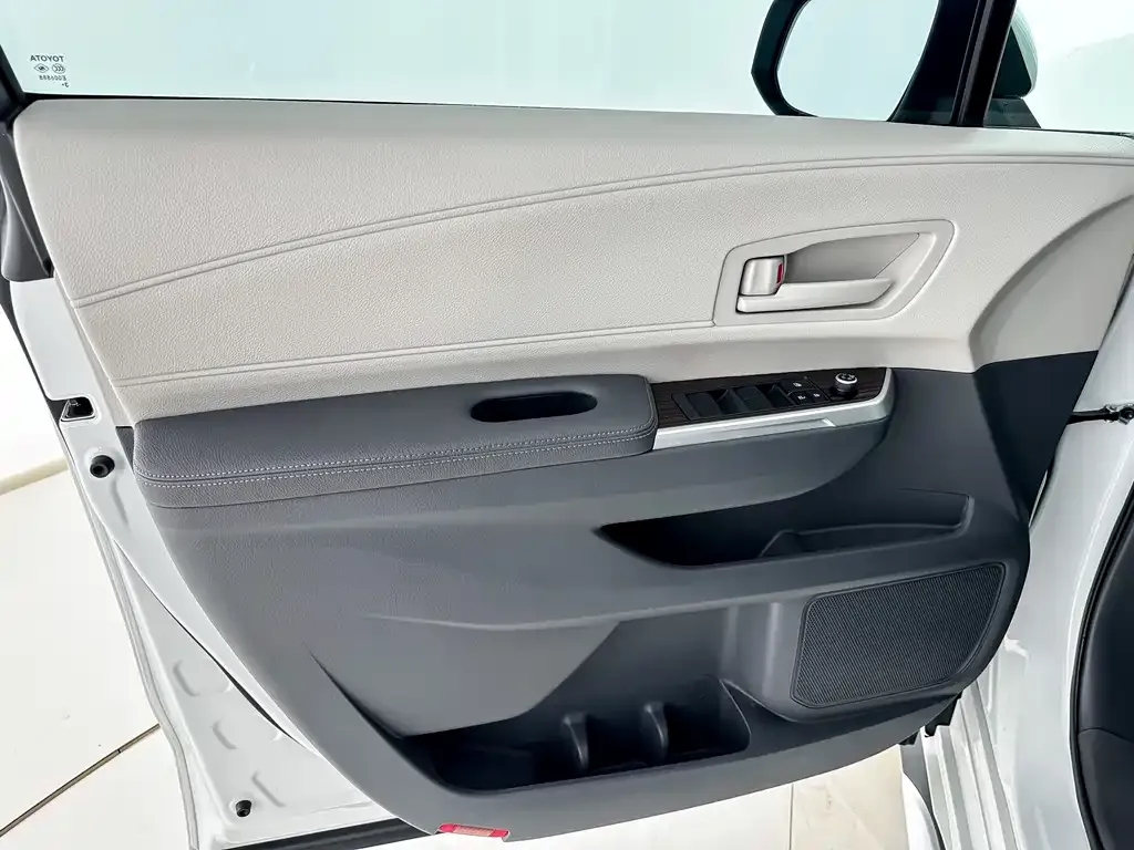 Toyota Granvia — фото 3