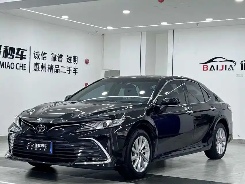 Toyota Camry — фото 1