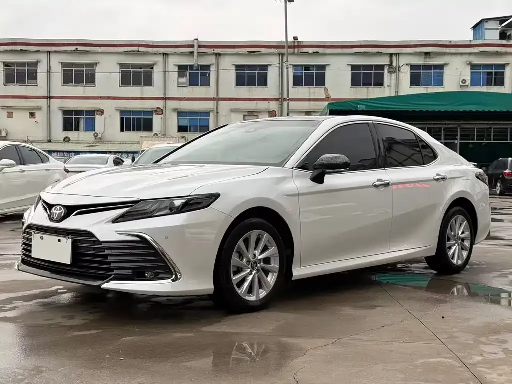 Toyota Camry — фото 1