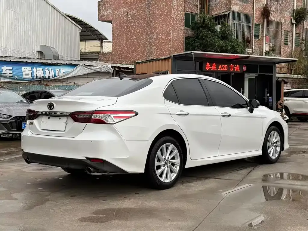 Toyota Camry — фото 4