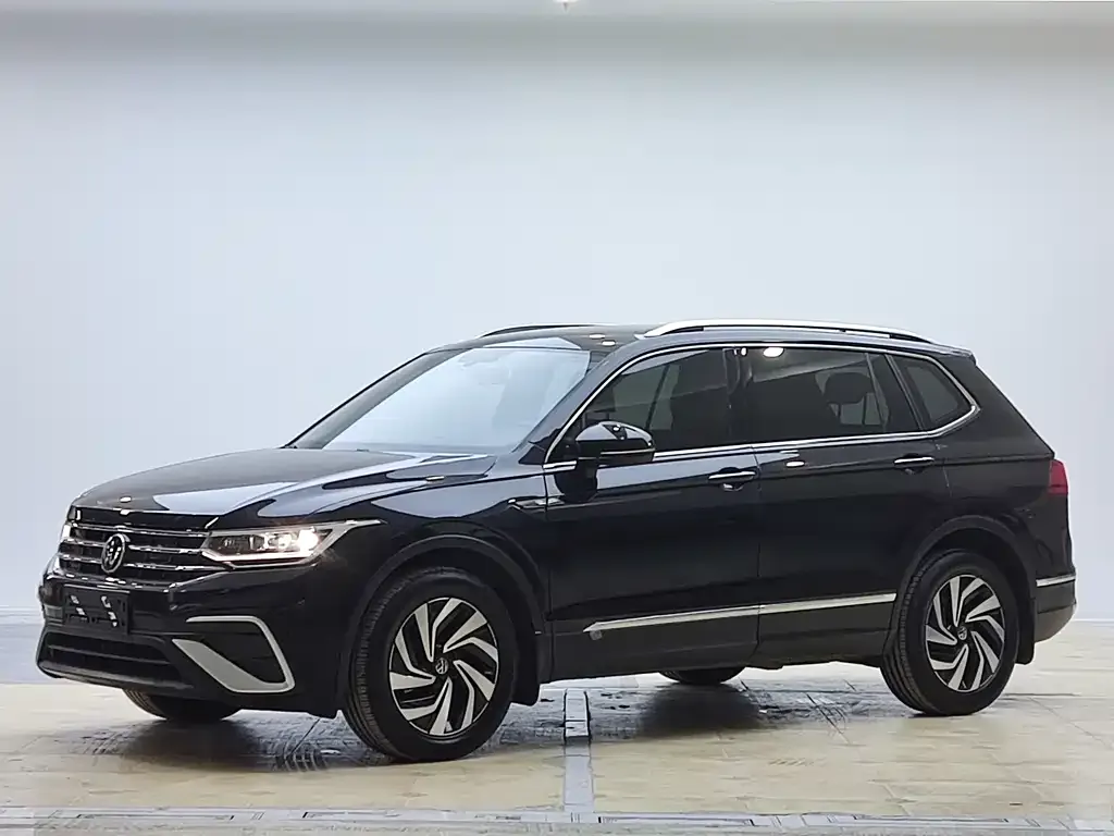 Volkswagen Tiguan L — фото 1