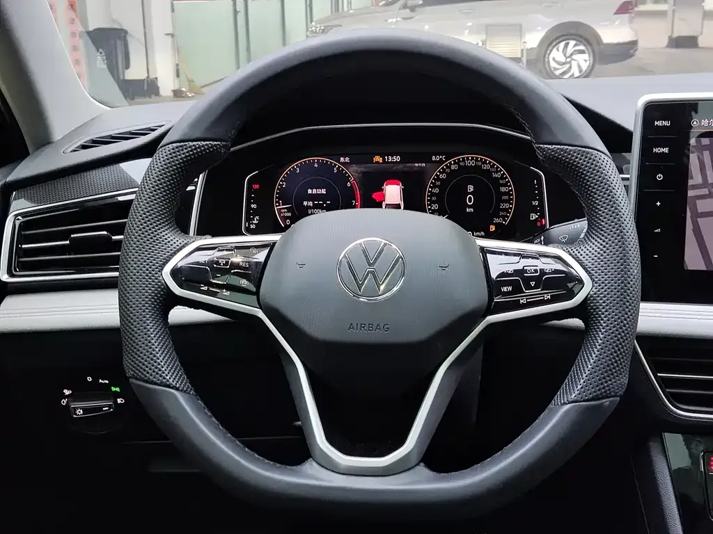 Volkswagen Tiguan L — фото 6