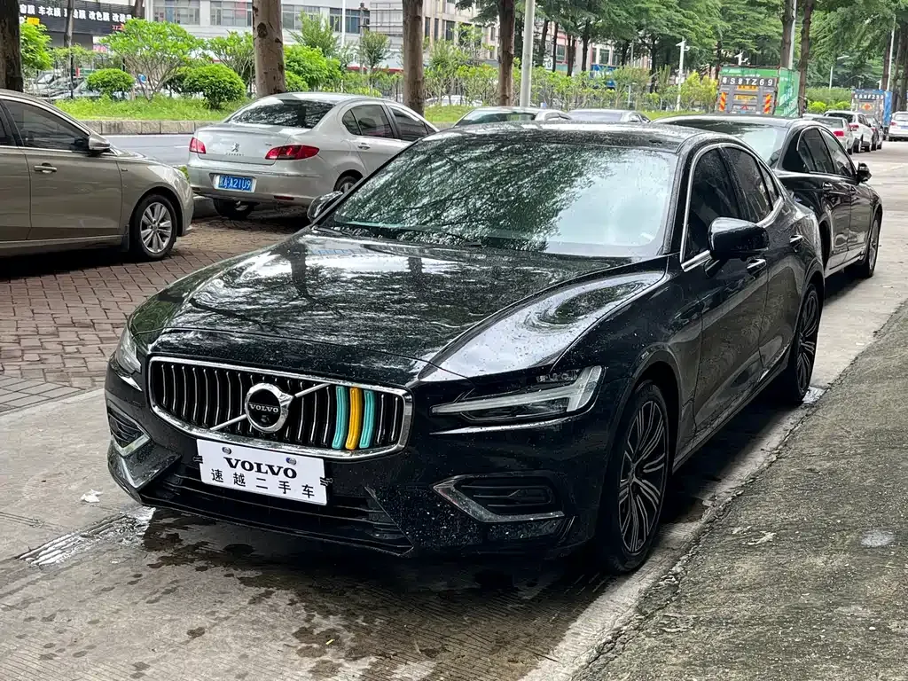 Volvo S60 — фото 1
