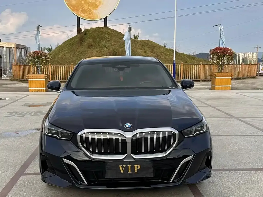 BMW 5 Series — фото 1