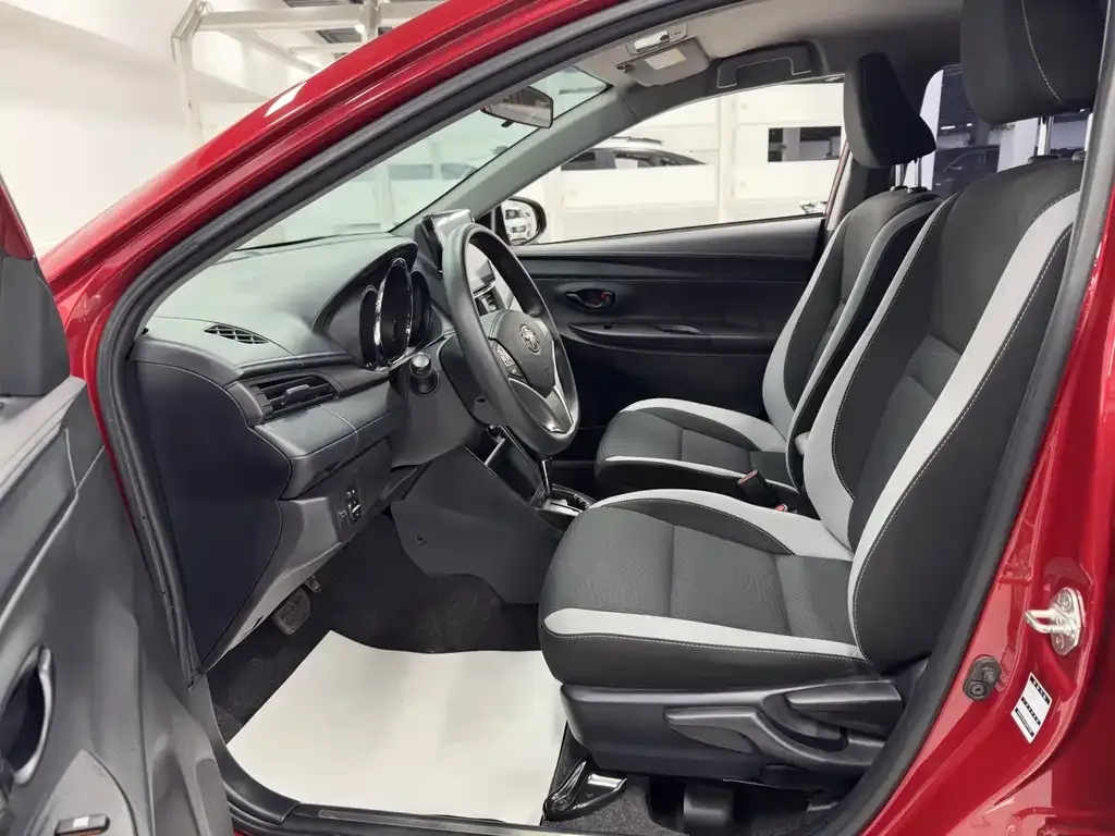 Toyota Yaris L — фото 4