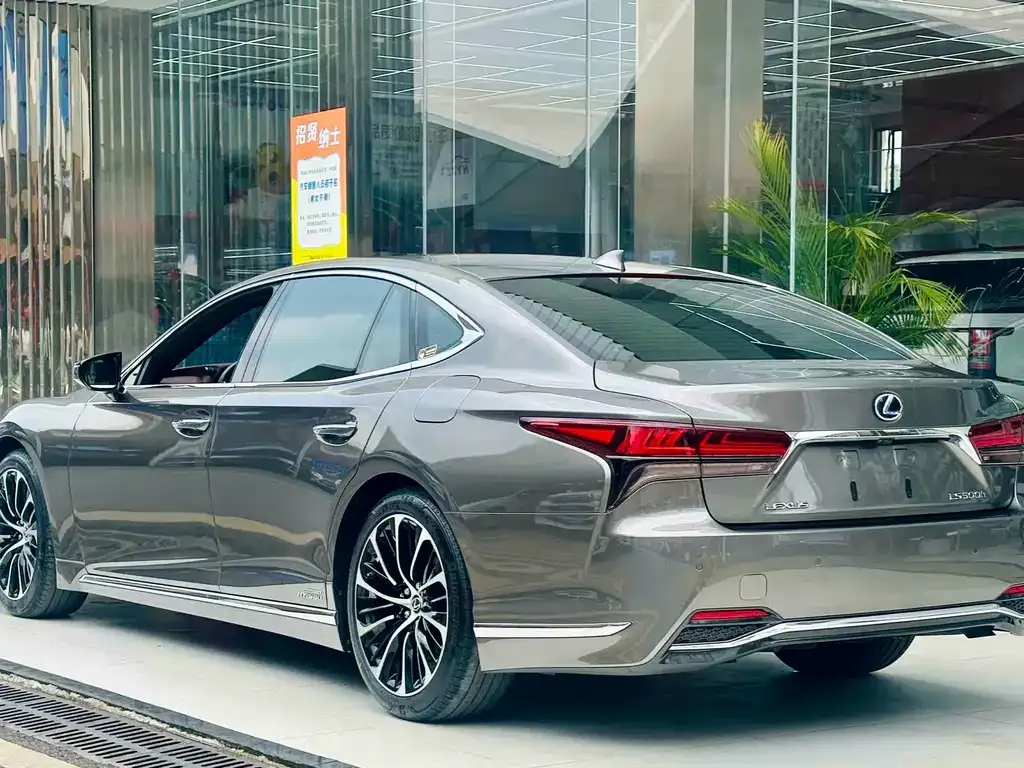 Lexus LS — фото 10