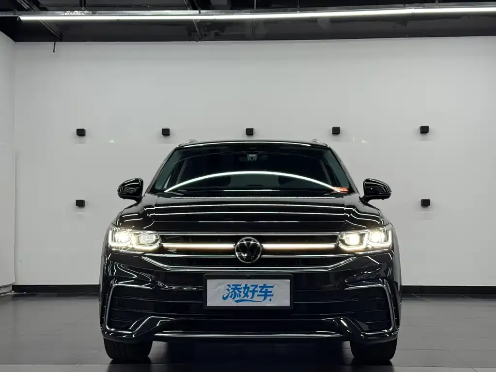 Volkswagen Tiguan L — фото 1
