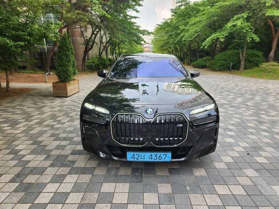 BMW i7 — фото 1