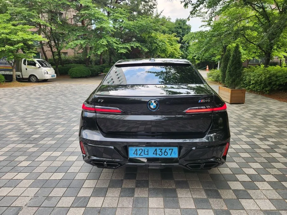 BMW i7 — фото 8