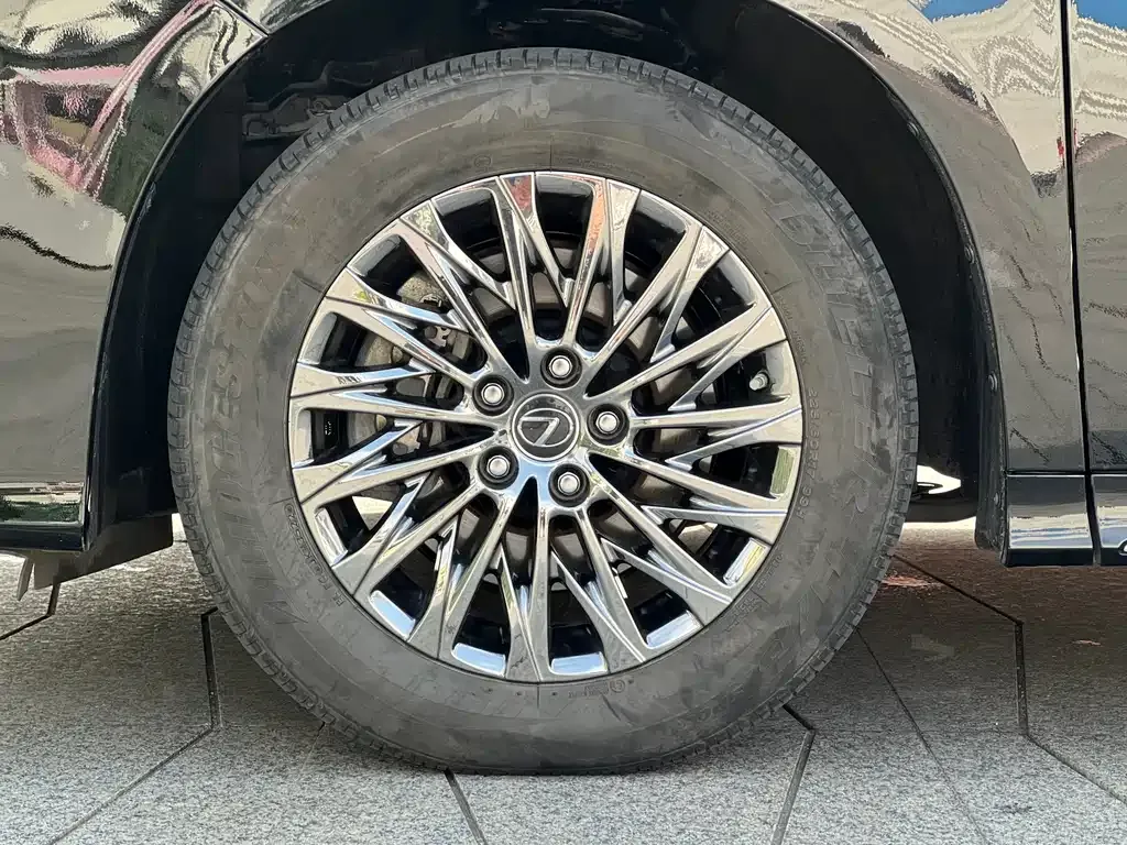 Lexus LM — фото 10