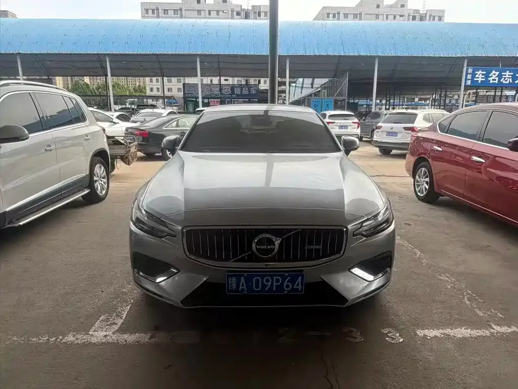 Volvo S60 — фото 1