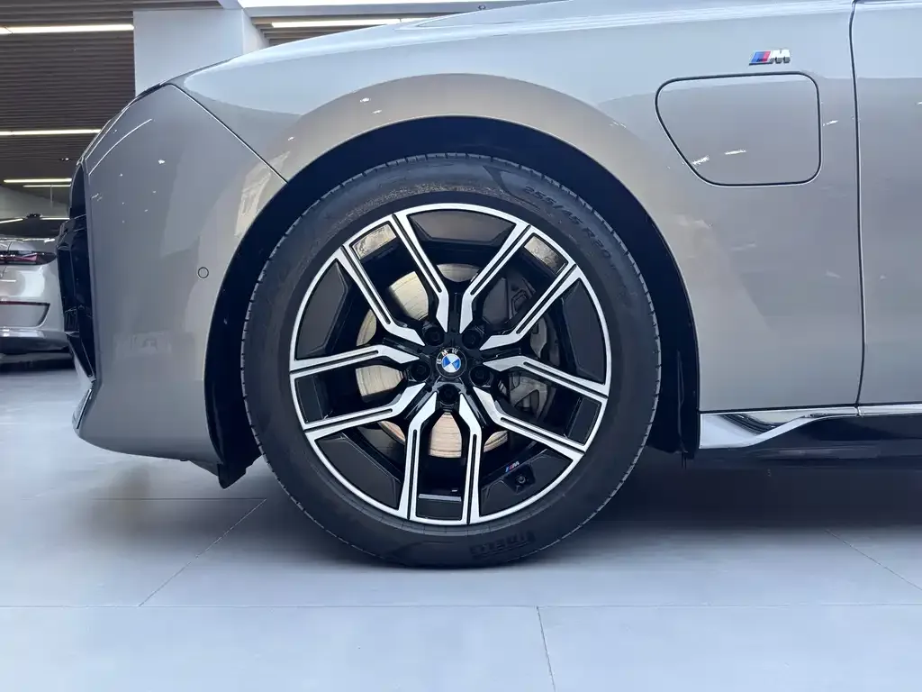 BMW i7 — фото 5