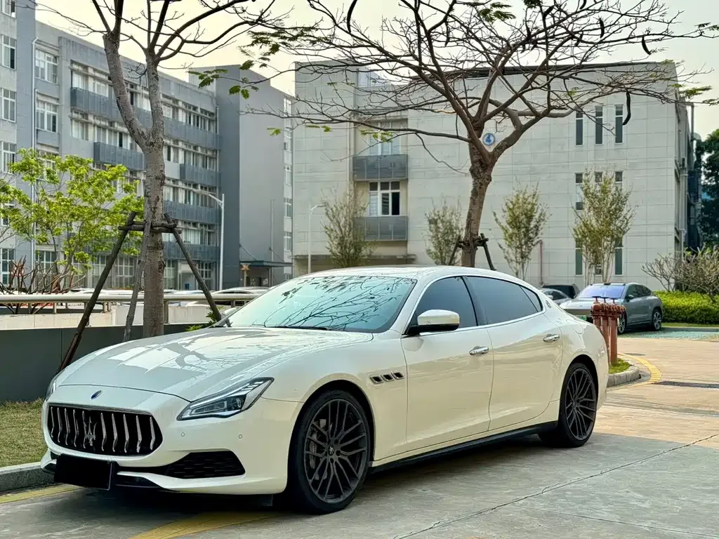 Maserati Quattroporte — фото 1