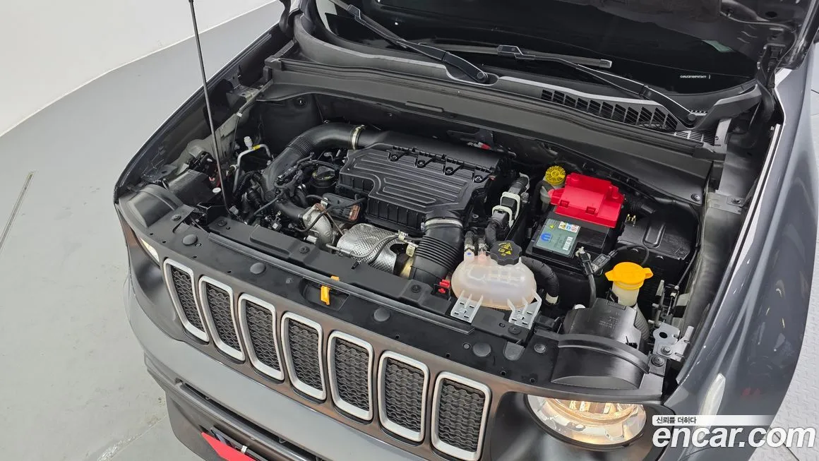 Jeep Renegade — фото 9