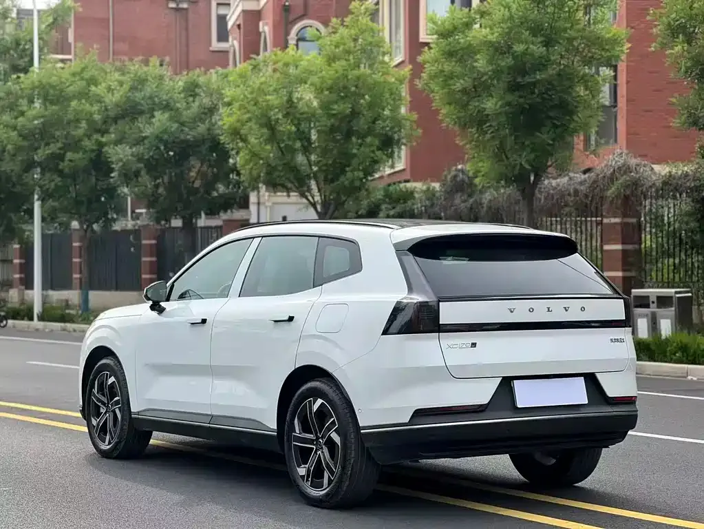 Volvo XC70 Plug-in Hybrid — фото 3