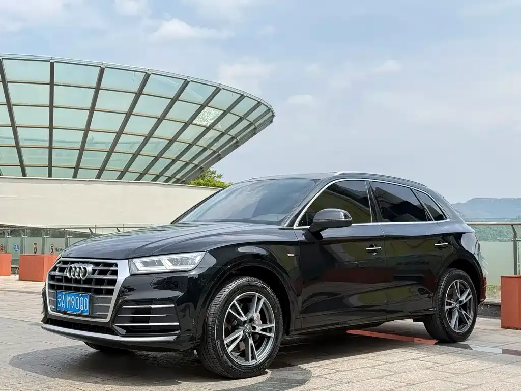 Audi Q5L — фото 1