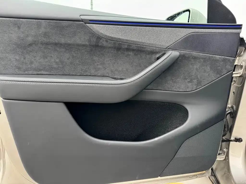 Tesla Model Y L — фото 4