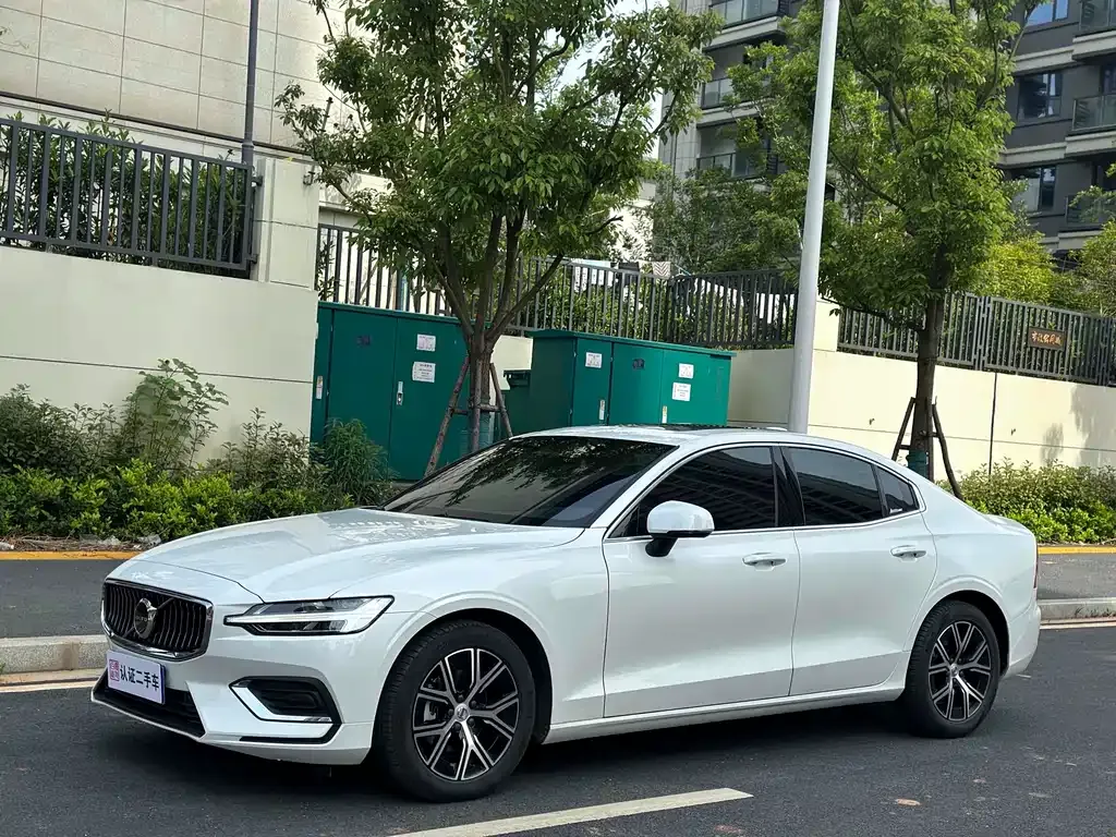 Volvo S60 — фото 1