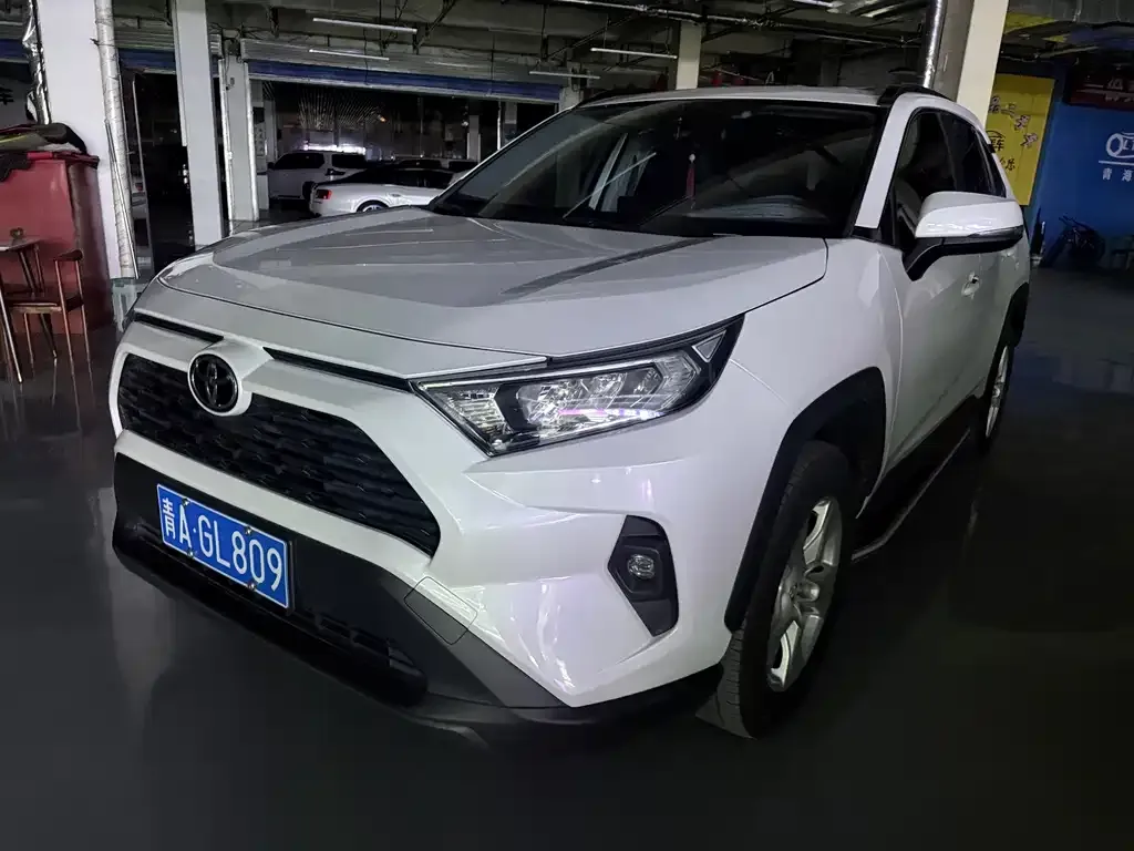Toyota RAV4 — фото 1