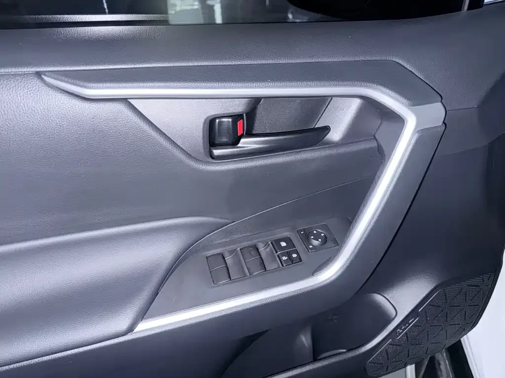 Toyota RAV4 — фото 10