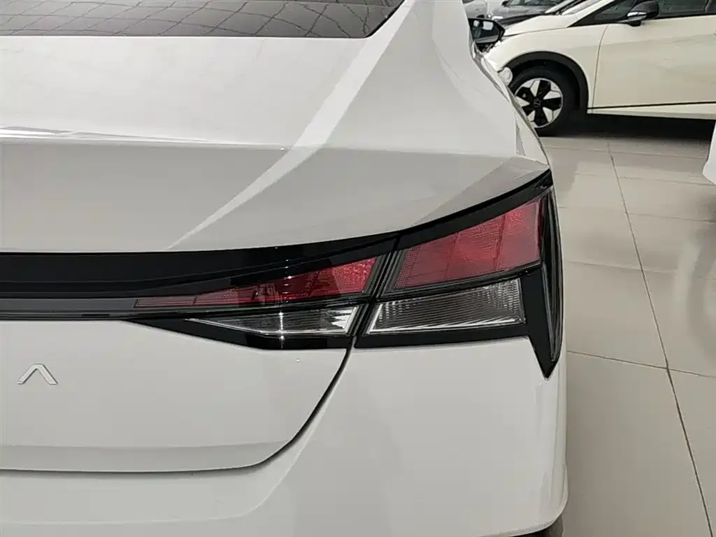 Hyundai Elantra — фото 2