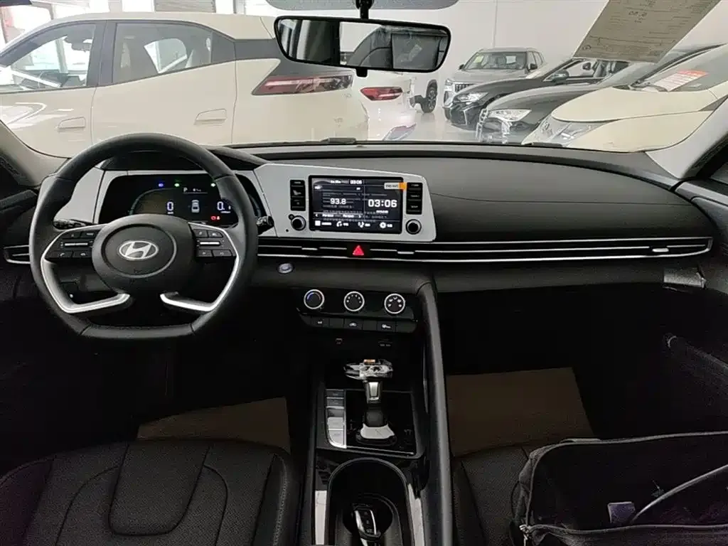 Hyundai Elantra — фото 8