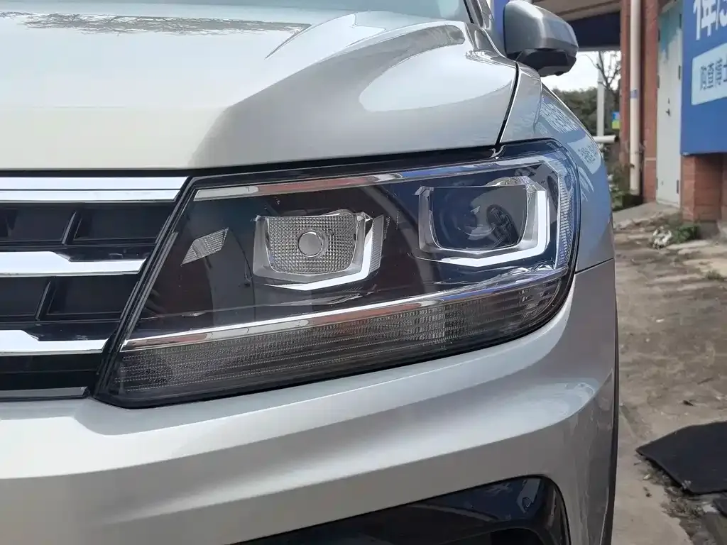 Volkswagen Tiguan L — фото 2