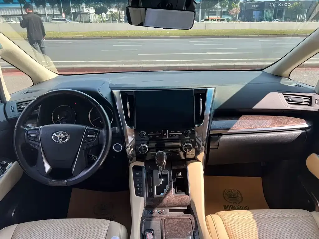 Toyota Vellfire — фото 8
