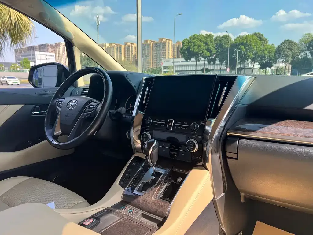 Toyota Vellfire — фото 7