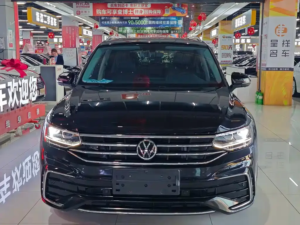 Volkswagen Tiguan L — фото 10