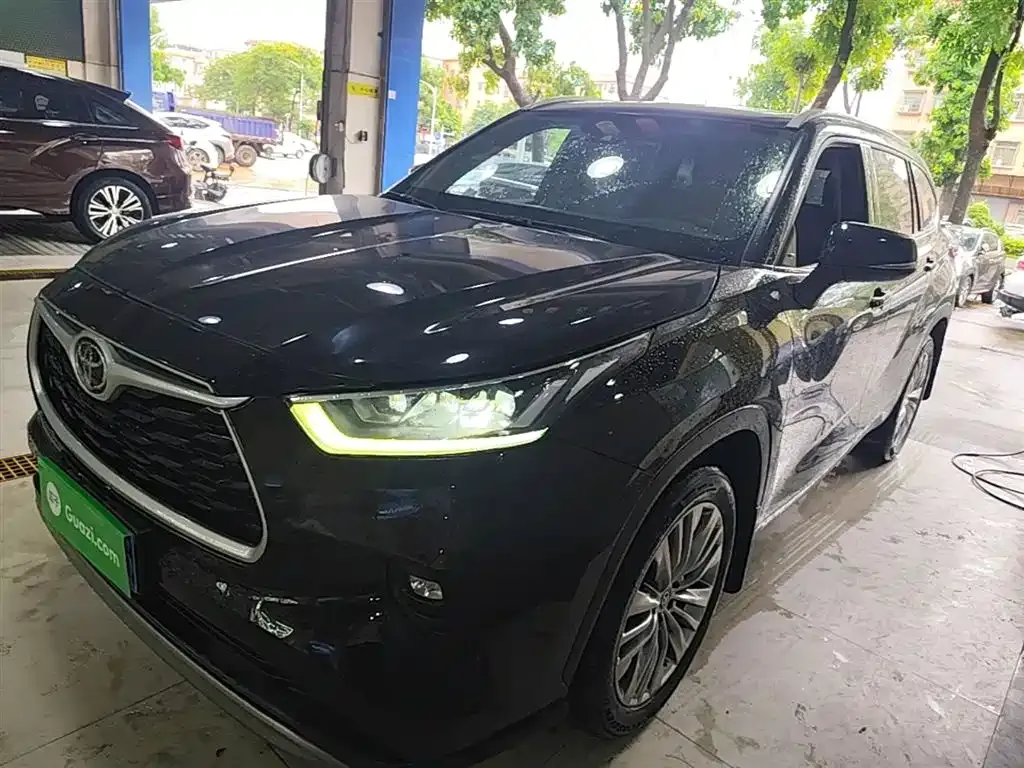 Toyota Highlander — фото 1