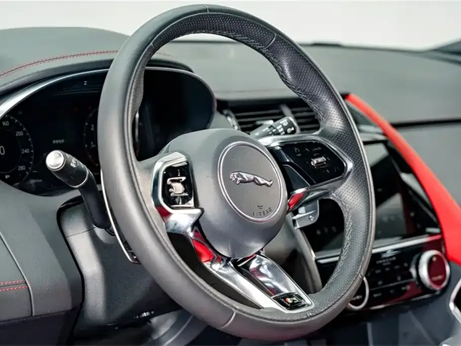 Jaguar E-PACE — фото 10