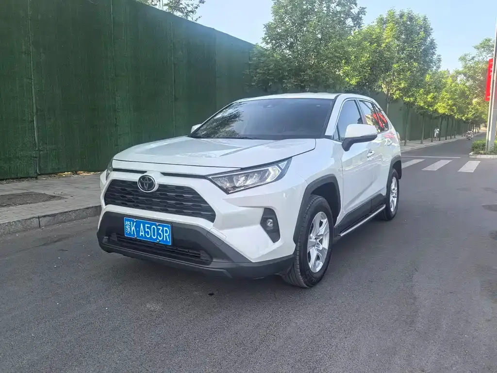 Toyota RAV4 — фото 1