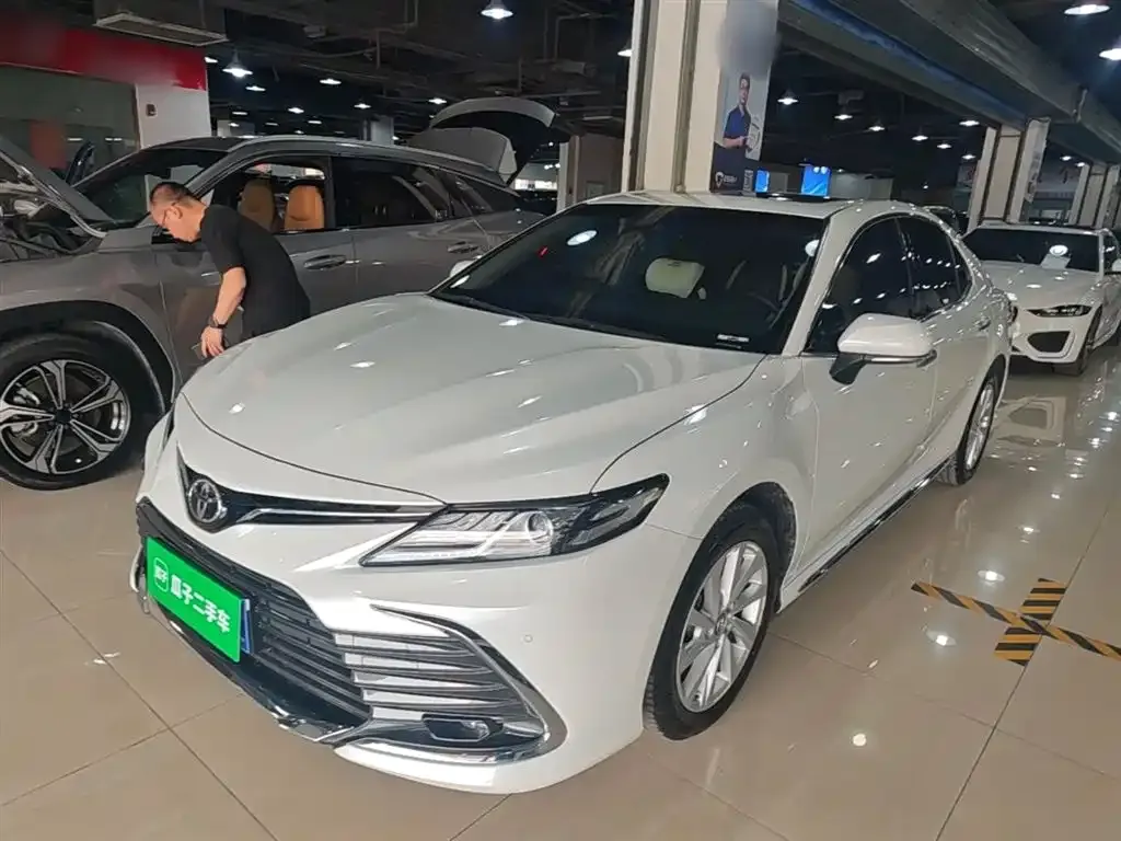 Toyota Camry — фото 1