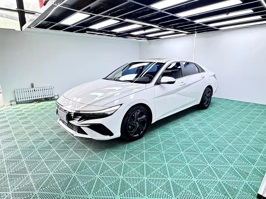 Hyundai Elantra — фото 1